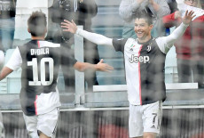 Cristiano Ronaldo e Paulo Dybala dopo il gol di CR7 che dà la vittoria alla Juventus contro l'Udinese.