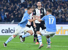 Luiz Felipe Ramos Marchi corre a centrocampo dopo aver segnato il gol del pareggio laziale contro la Juventus.
