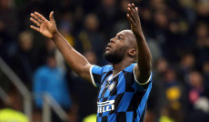 Romelu Lukaku saluta i tifosi dopo il primo gol dell'Inter contro il Genoa