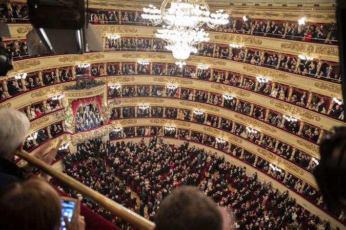 L'ovazione della Scala al Presidente Sergio Mattarella.