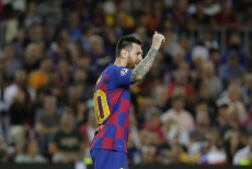 Lionel Messi saluta i tifosi del Barcellona dopo aver segnato un gol.