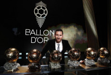 Lionel Messi con i suoi sei Palloni d'oro.