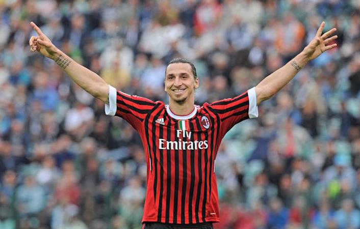 Zlatan Ibrahimovic con la maglia del Milan festeggia un suo gol.