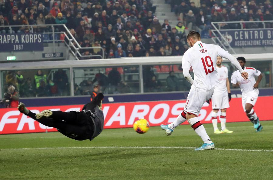 Theo Hernandez realizza la rete dello 0-2 del Milan a Bologna.