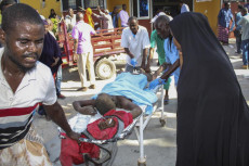 I ferini dell'attentato vengono trasportati nell'ospedale Medina a Mogadiscio, Somalia.