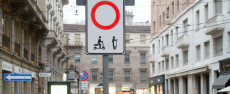 Una segnalazione stradale che da il via libera al trasporto in monopattini elettrici.