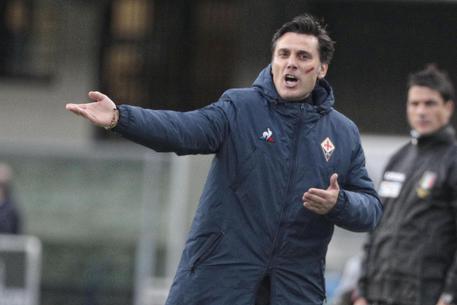 L'allenatore della Fiorentina Vincenzo Montella si agita a bordo campo durante la partita di Coppa Italia