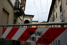 Chiuso il centro storico di Barberino del Mugello dichiarato zona rossa dai vigili del fuoco dopo la scossa di terremoto della notte