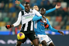 Stefano Okaka e Kalidou Koulibaly in azione nella partita pareggiata dal Napoli a Udine.