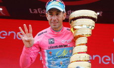 Vincenzo Nibali sostiene la coppa del Giro d'Italia 2016,e fa il segno del quattro alludendo ai suoi quattro trionfi: Una Vuelta di Spagna, un Tour de France e due Giri. Archivio