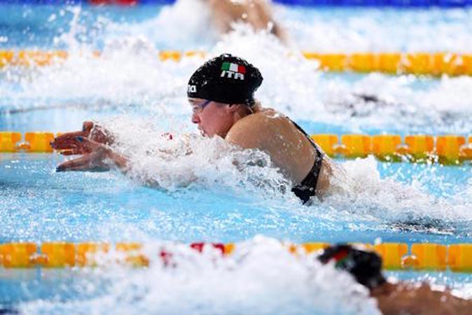 Benedetta Pilato medaglia d'oro agli Europei di nuoto nei 50 m. rana.