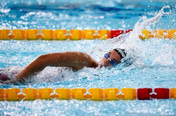 Simona Quadarella in vasca sugli 800m stile libero.
