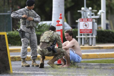 Forze di sicurezza americane soccorrono un ferito nella sparatoria alla base di Pearl Harbor-Hickam, nelle Hawaii.