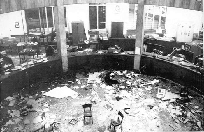 Il salone della Banca Nazionale dell'Agricoltura in piazza Fontana dopo l'attentato, Milano, 12 dicembre 1969. +++ Il 12 dicembre 1969 un ordigno esplode nella Banca Nazionale dell'Agricoltura in piazza Fontana: 17 morti, 84 feriti