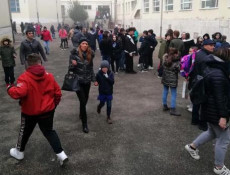 Sannio: genitori e studenti all'esterno di un istituto scolastico a seguito della chiusura delle scuole e degli edifici pubblici decisa a causa della scossa di terremoto avvertita nel Beneventano, 16 dicembre 2019.