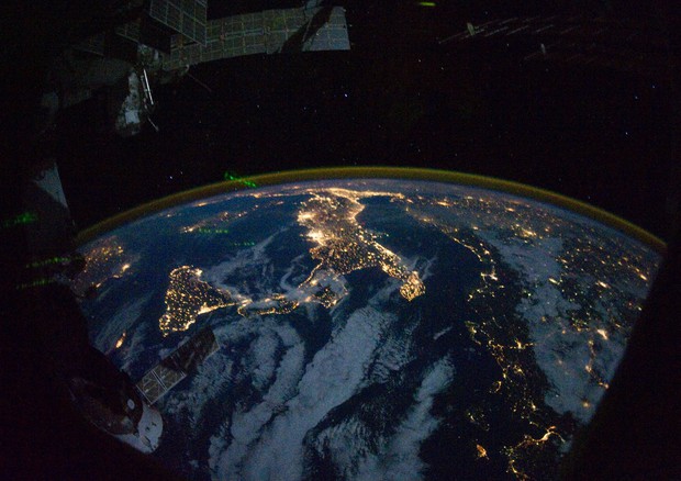 L'Italia vista dallo spazio di notte.