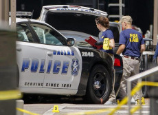 Agenti della Federal Bureau of Investigation sul luogo dell'attentato.