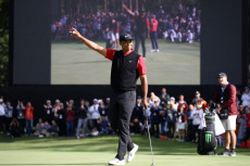 Tiger Woods saluta al pubblico .