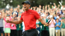 Tiger Woods esulta al assicurarsi la vittoria del Masters di Augusta, USA. Immagine d'archivio.