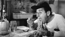 Alberto Sordi nella scena degli spaghetti nel film "Un americano a Roma"