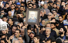 Manifestazioni di protesta a Teheran con la foto di Soleimani.