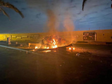 L'auto su cui viaggiava il generale Soleimani in fuoco vicino all'aeroporto di Bagdad.