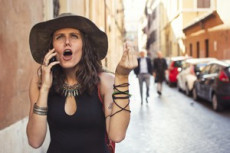 Una donna italiana al telefono