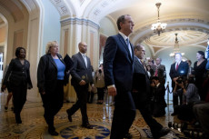 I deputati dem "manager" per l'impeachment a Trump cammino verso il senato per prendere giuramento
