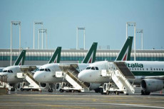 Aerei Alitalia fermi sulle piste dell'aeroporto Leonardo da Vinci, Fiumicino, (ANSA/ TELENEW