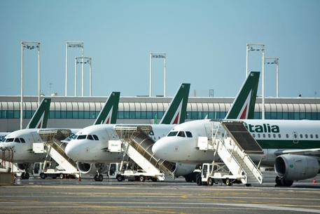 Aerei Alitalia fermi sulle piste dell'aeroporto Leonardo da Vinci, Fiumicino.