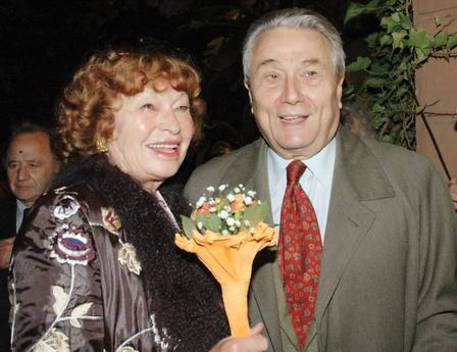 Alberto Arbasino con Inge Feltrinelli in un'immagine d'archivio.