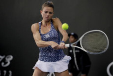 Camila Giorgi in azione contro la russa Svetlana Kuznetsova al torneo Grand Slam di tennis Australian Open a Melbourne.