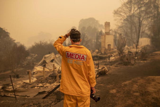 Il fotografo dell'ABC Matt Roberts guarda l'area distrutta dal fuoco in Quaama, New South Wales, Australia, 01 Gennaio 2020.