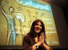 La blogger tunisina Lina Ben Mhenni, in una foto d'archivio del 2011.