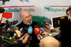 Stefano Bonaccini arriva a tarda notte alla sede della regione Emilia Romagna dopo la rielezione.