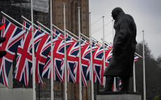 Bandiere dell'Union Jack sventolano sulla Piazza del Parlamento a Londra