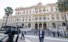 Troupe e giornalisti in piazza Cavour sede della Cassazione.