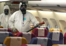 Cina, disinfetta l'interno di un aereo per possibile "virus misterioso".