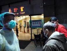 Controlli sul virus in un ospedale di Taipei .