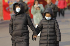 Cinesi con la mascherina per proteggersi dal virus misterioso.