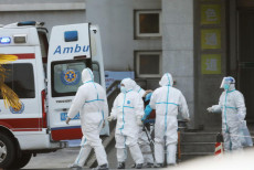 Cina: ambulanza raccoglie i malati colpiti dal Virus.