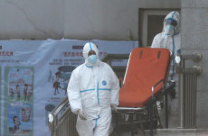 Personale medico trasferisce pazienti all'ospedale Jinyintan di Wuhan dove sono trattati i malati colpiti dal coronavirus.