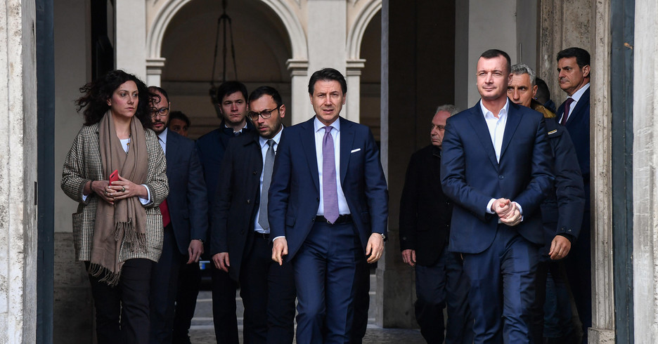 Il Primo ministro Giuseppe Conte all'uscita da Palazzo Chigi.