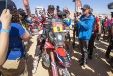 Lo statunitense Ricky Brabec , vincitore della categoria Bike nel rally Dakar, posa per i fotografi