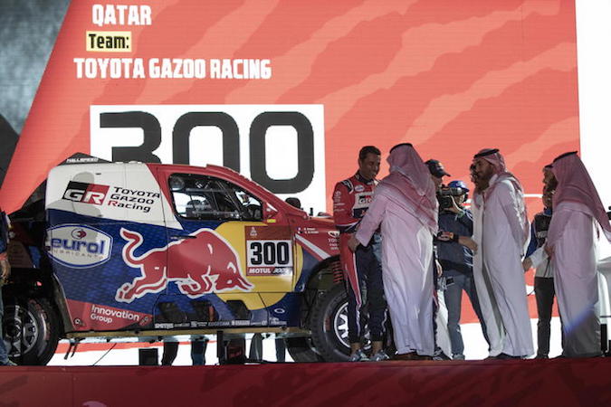 Qatari Naser Al-Attiyah (Toyota Gazzo Racing) con il principe Mishaal Bin Majid Al Saud.
