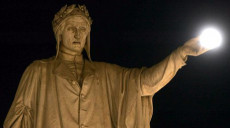 Una statua del Sommo Poeta, Dante Alighieri, a Napoli.