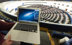 Una persona sostiene un computer Apple Macbook Air durante una sessione di votazioni nel Parlamento europeo a Strasburgo, Francia.