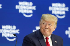 l presidente degli Stati Uniti Donald Trump sorride prima di intervenire nella sessione plenaria durante la 50esima riunione annuale del Foro Economico Mondiale a Davos.