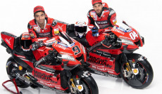 Andrea Dovizioso e Danilo Petrucci posano con le Ducati Sesmosedici GP20.
