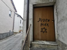 La scritta antisemita comparsa sulla porta di casa di Aldo Rolfi,